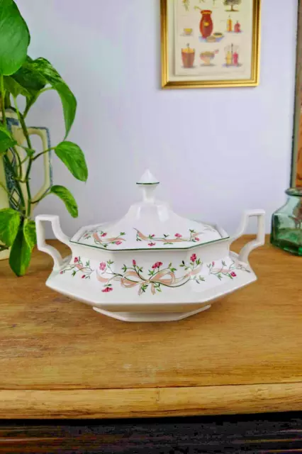 Soupière "Johnson Brother", made in England, fleurs et ruban