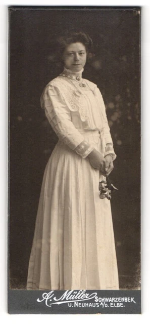 Fotografie A. Müller, Neuhaus a. d. Elbe, Junge Dame im weißen Kleid