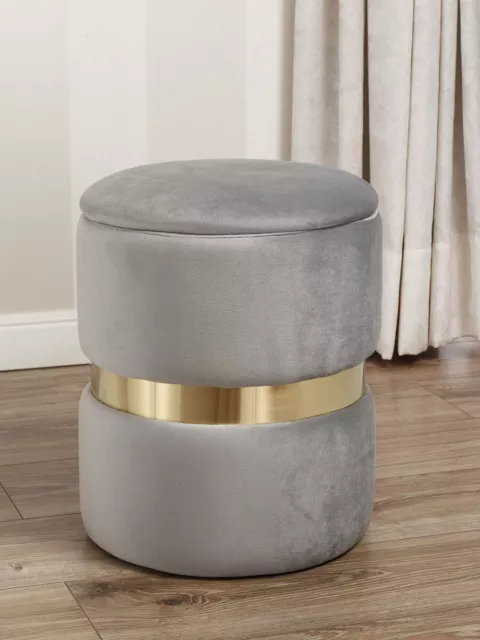 Pouf en velours gris avec coffre de rangement et structure en métal