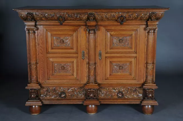 O-232 Reichverzierter Neorenaissance-Halbschrank Consolle