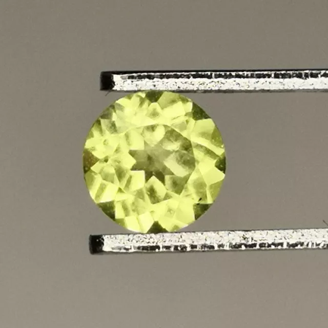 Péridot naturel d'Afrique - VS -  Rond 0.48 Carat - 5 x 3 mm