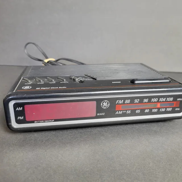 Vintage 1980's GE Digital Alarm Clock AM/FM Radio. Model No. 7-4612 BKB. TESTED