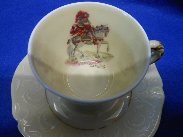 Tasse fabrique royale porcelaine Limoges signée a l'intérieur d'Artois .