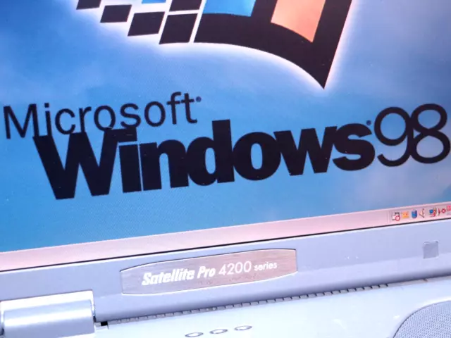 Windows 98 Vintage Laptop Toshiba Satellite Pro 4200 550 MHz 30 GB COM RS232 Win