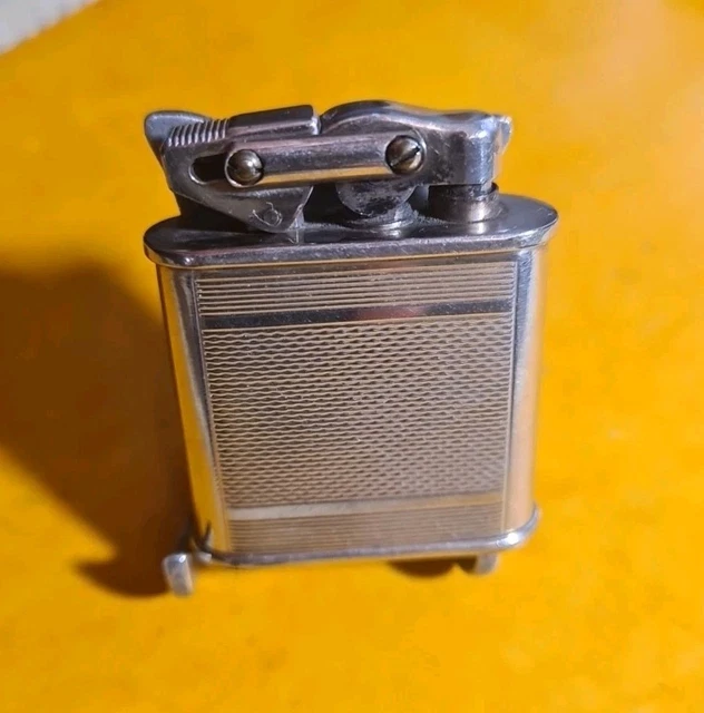 RARE ANCIEN BRIQUET à essence en laiton et nacre, plaque ministère des