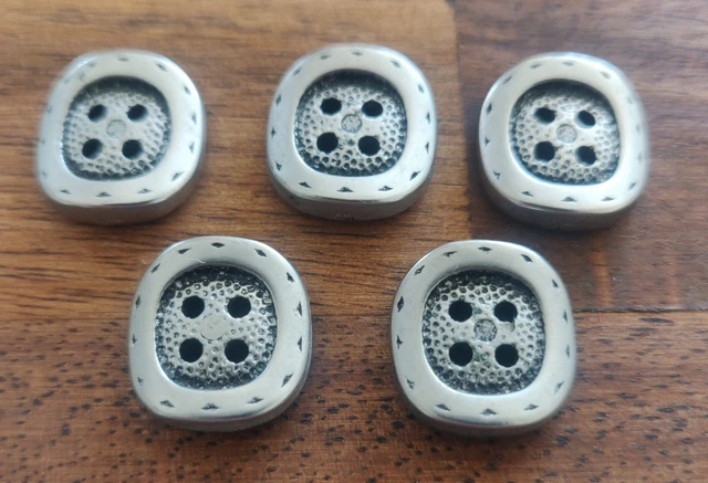 Lot De Cinq Boutons En Bakélite - Effet Métal - Martelé Ancien - Forme Carré