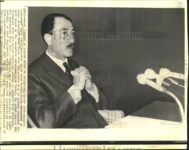 1971 Press Photo Egypt's Pres. Anwar Sadat sits solemnly at a broadcast, Cairo