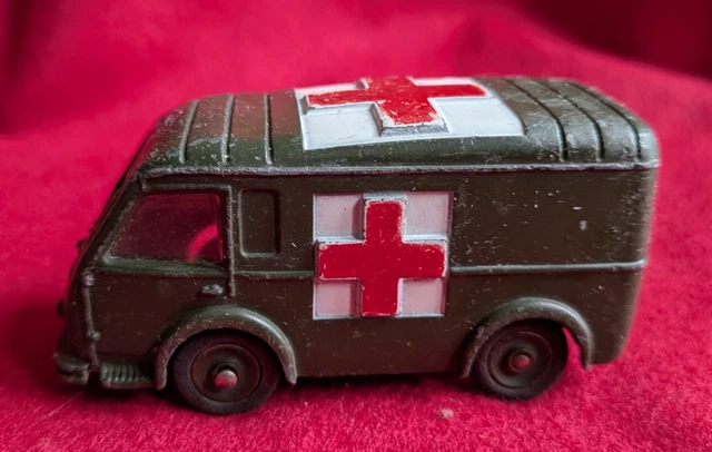 Dinky Toys 80f Renault Carrier Ambulance militaire quatre