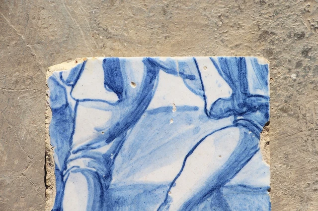 18th Century Blue and White Portuguese Tile depicting a Gentleman Walking 9
