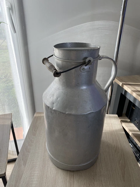 Pot lait ancien dans objets du xxe siècle et récents