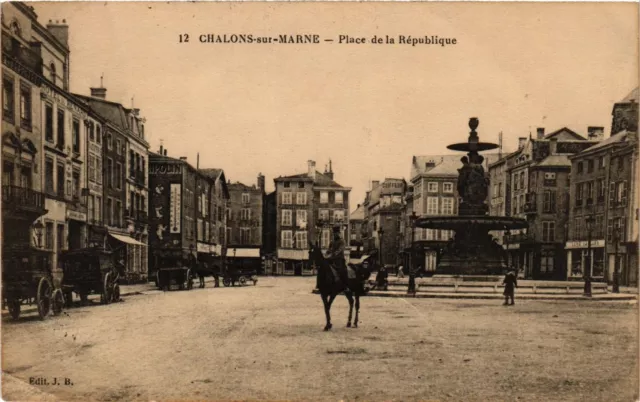 CPA CHALONS-sur-MARNE - Place de la Republique (742648)