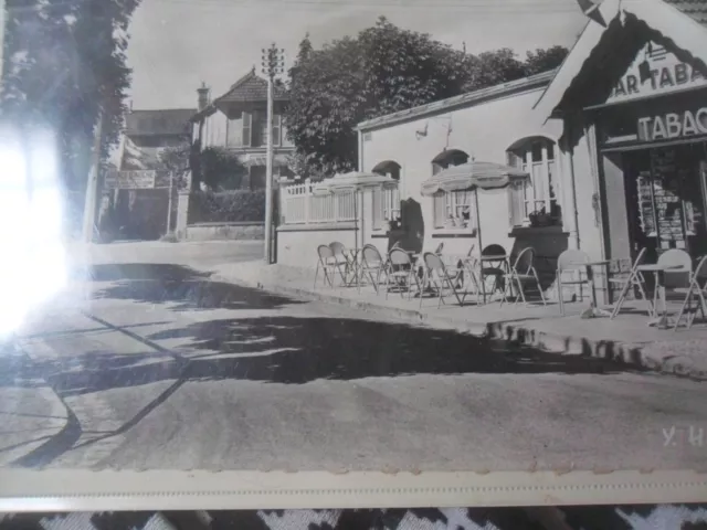 CPA - 77 - BOIS LE ROI  - L'AVENUE DE LA GARE ET LE TABAC - Photo bromure