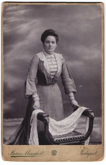 Fotografie Braun Menyhert, Budapest, Kerepesi ut. 56, Frau im hochgeschlossenen