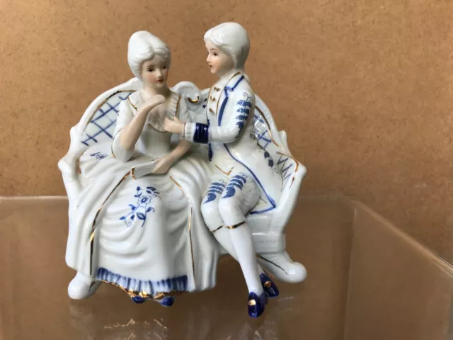 Couple de figurines en porcelaine marquis et marquise sur divan