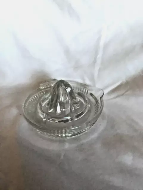 Exprimidor de cítricos de vidrio acanalado transparente de colección con pico de vertido y mango de pestaña para el pulgar