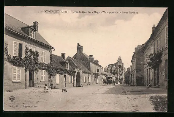 CPA Longpont, Grande-Rue du Village, Vue prise de la Porte fortifiée