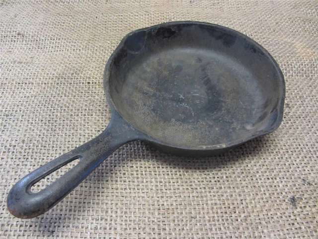 Vintage 6 1/2" Cast Iron Skillet > Camping Antique Old Primitive Cookware 8671