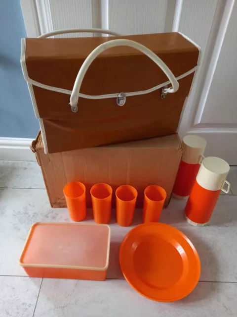 vintage orange addis picnic set in case with original cardboard box*