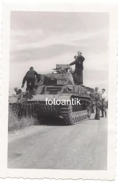 Foto  2 WK  Frankreich Panzer II mit Besatzung schwarze Uniform Rast Soldaten