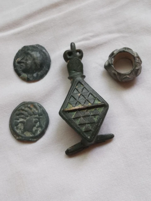 TB Lot Bronze Romain,Monnaie Fibule Rouelle. TB Lot Bronze Romain,Monnaie Fibule Rouelle.