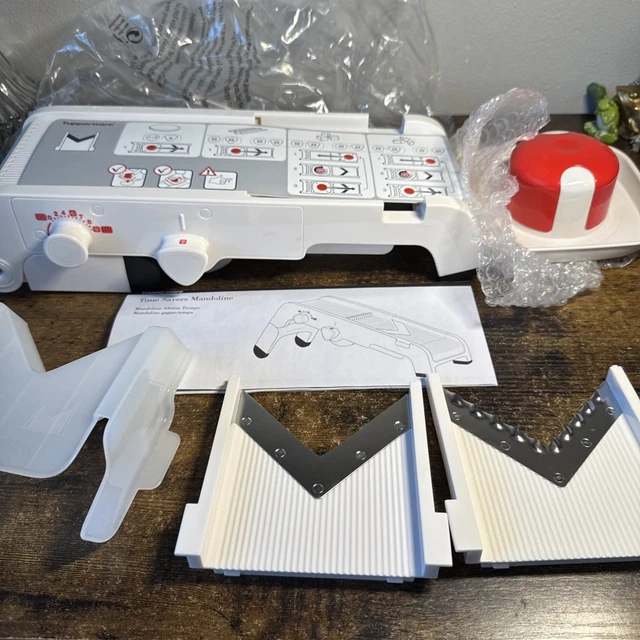 Mandoline Tupperware Mandochef Avec 2 Lames - Blanche, En Plastique. Elle Est Propre Et En Bon état, Parfaite Pour Couper Tes Légumes Facilement.