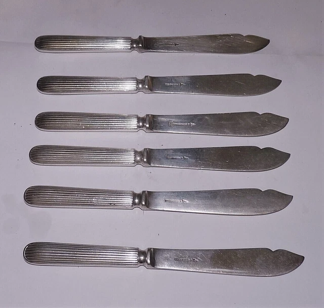 Sold at Auction: CHRISTOFLE Ménagère en métal argenté modèle coquille comprenant : 11 fourchettes de table 12 cuillèr