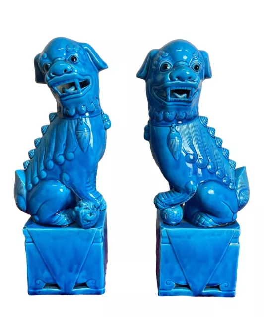 Paire De Chiens Gardiens Foo. Porcelaine Émaillée Bleue. Chine. Xxe Siècle.