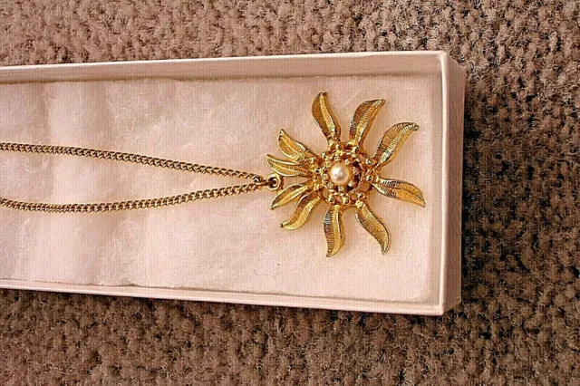 vintage 60"s   modern GOLDTONE  FLOWER WITH PEARL Pendant Necklace 17" CHAIN