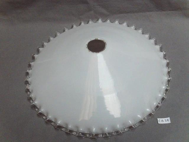 abat jour ancien en opaline blanche bord plissé Ø 25 cm trou de 28 m (CB38)