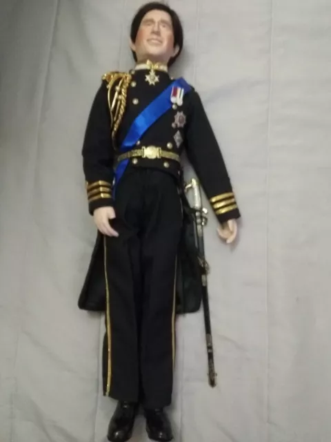 Antiguo Muñeco Con Traje Militar, En Porcelana De Carlos De Inglaterra Con Base