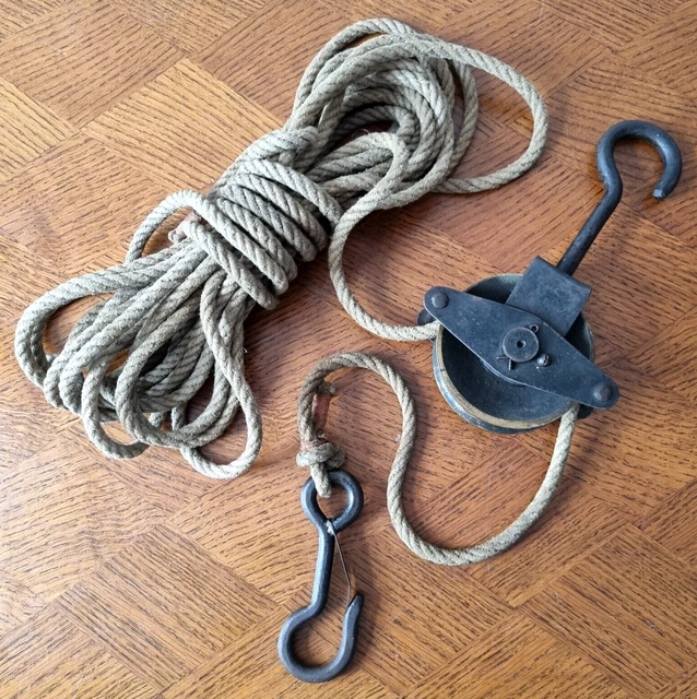 Schöne alte Umlenkrolle aus Eisen und Messing mit Hakenkarabiner & Seil um 1910