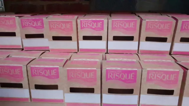 lot revendeur destockage neuf d'un énorme carton de 1200 vernis à ongle RISQUE