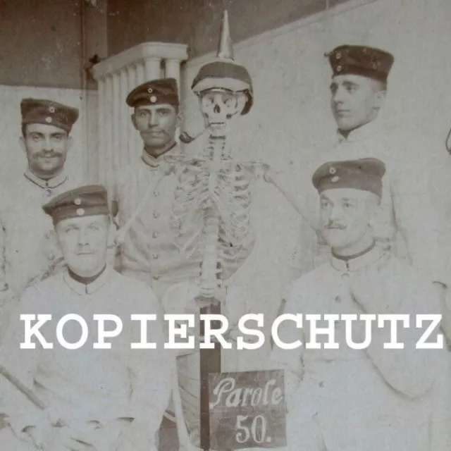 Altes Portrait Foto Soldaten mit Skelett / Totenschädel mit Pickelhaube 1. WK