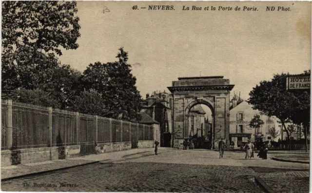 CPA NEVERS - La Rue et la Porte de Paris (456915)