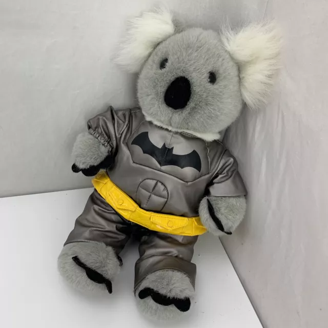 Koala Oso Construye Una Oso 15" Peluche Con / Batman Traje Juguete de Peluche