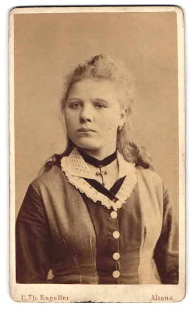 Fotografie C. Th. Engeller, Altona, Junge Frau in Kleid mit Kreuzkette und zurü