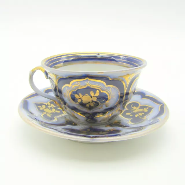 Bayeux. Tasse en porcelaine décor de fleurs or dans des réserves, XIXe