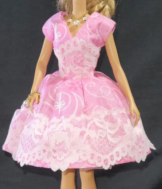 Lindo pastel de Barbie 💗💕💕💕💕💗💗💕💕💗💗💕💕💗 #castillo #barbie #rosa  Pastel:@dulcesj_j