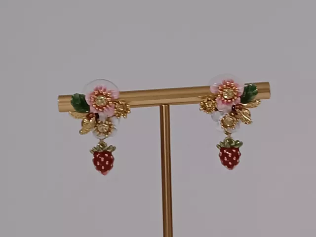 Les néréides-Boucles d'oreilles fraises des bois ,fleurs et abeille.