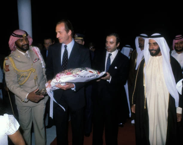 SHEIKH ZAYED BIN Sultan al-Nahyan in Paris 1975 OLD PHOTO 1 EUR 6,24 - DE SHEIKH ZAYED BIN Sultan al-Nahyan in Paris 1975 OLD PHOTO 1 EUR 6,24 - DE