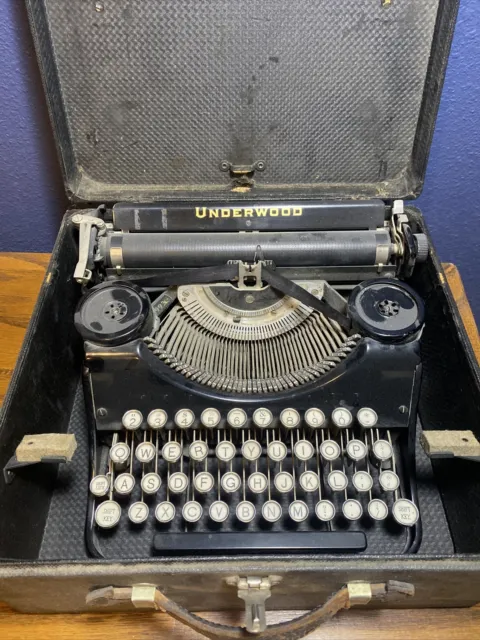 Antique Underwood Typewriter 1920 s ? in black hard case unknown condition