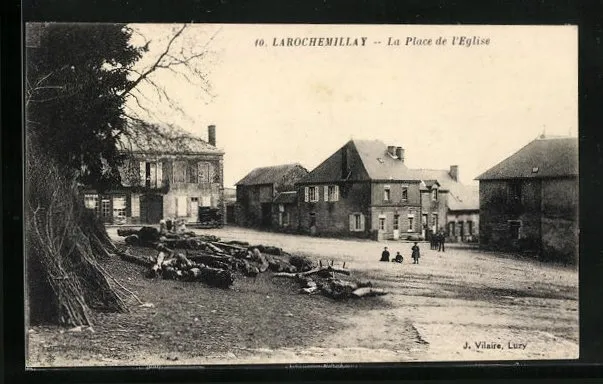 CPA Larochemillay, La Place de l´Eglise