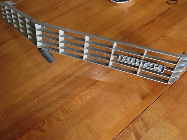 Original OEM GM 1972 Buick Electra 225 Grille Grill 1237966 w. Emblem