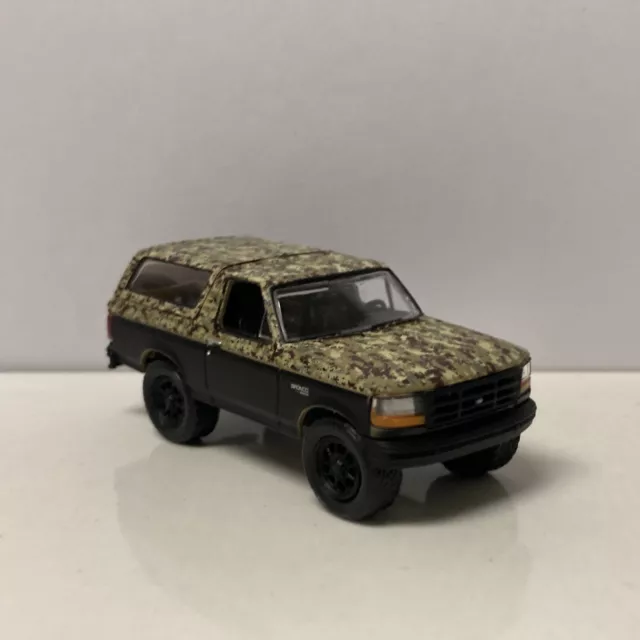 1996 96 Ford Bronco XLT Collectible 1/64 Scale Diecast Diorama Model