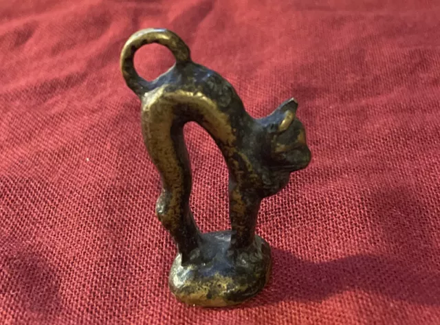 Alte Messing / Bronze Figur Katze mit Buckel ca. 5,0 cm