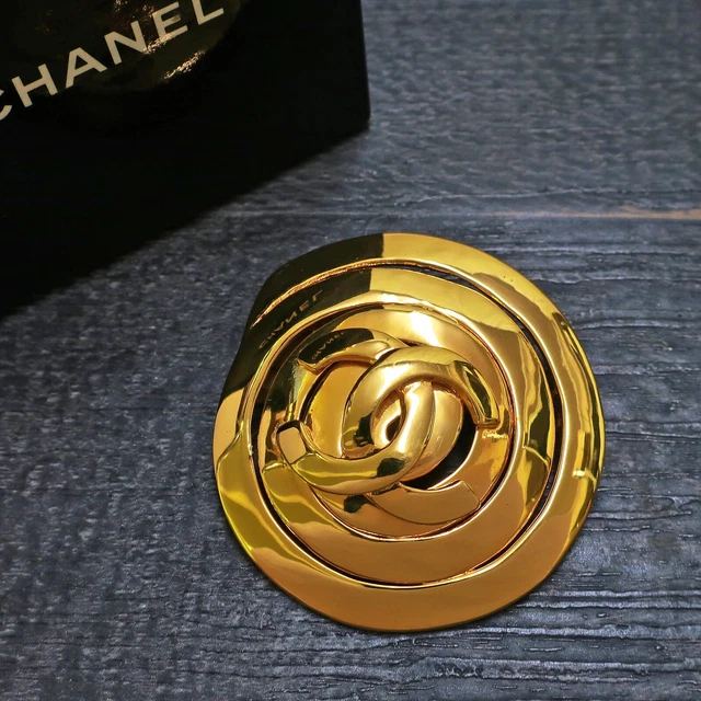 Broche Vintage Chanel Plaquée Or - Logo CC Matelassé, Modèle #370c, Occasion (bon état Général, Taches)