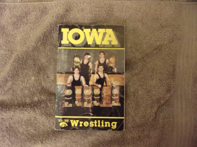 1985-86 IOWA WRESTLING MEDIA GUIDE Yearbook 1986 NCAA CHAMPS! DAN GABLE Program 1985-86 IOWA WRESTLING MEDIA GUIDE Yearbook 1986 NCAA CHAMPS! DAN GABLE Program