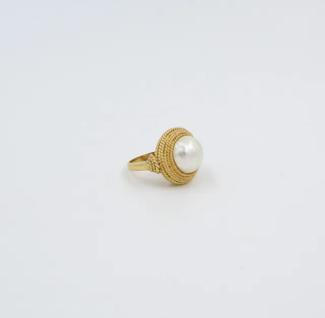 Anello in oro giallo con Perla mabè bianca con giro di corda in oro