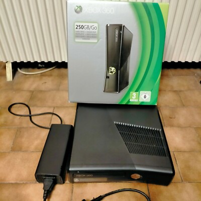 Microsoft Xbox 360 250Go Paquet de Console et Manette sans Fil - Noire