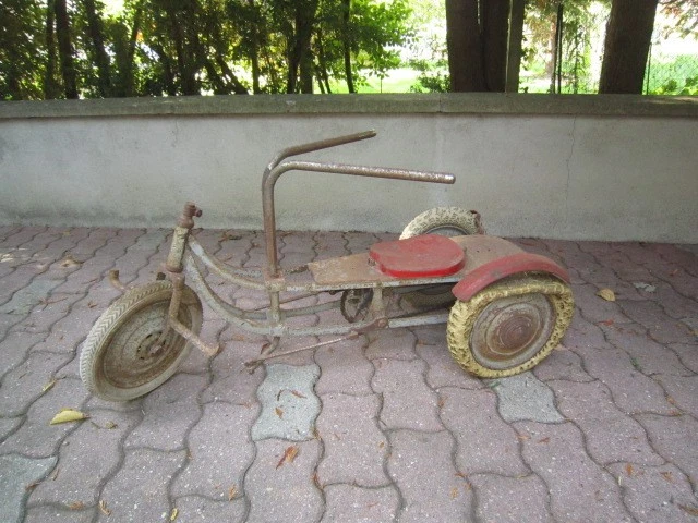 Ancien fer à onduler et à cranter en métal à manette - Le Grenier de